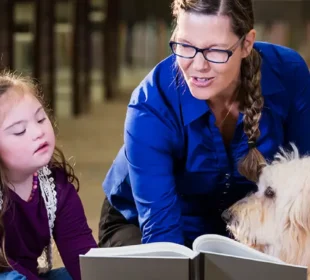 Kids reading to dog for Mitzvah Mutts