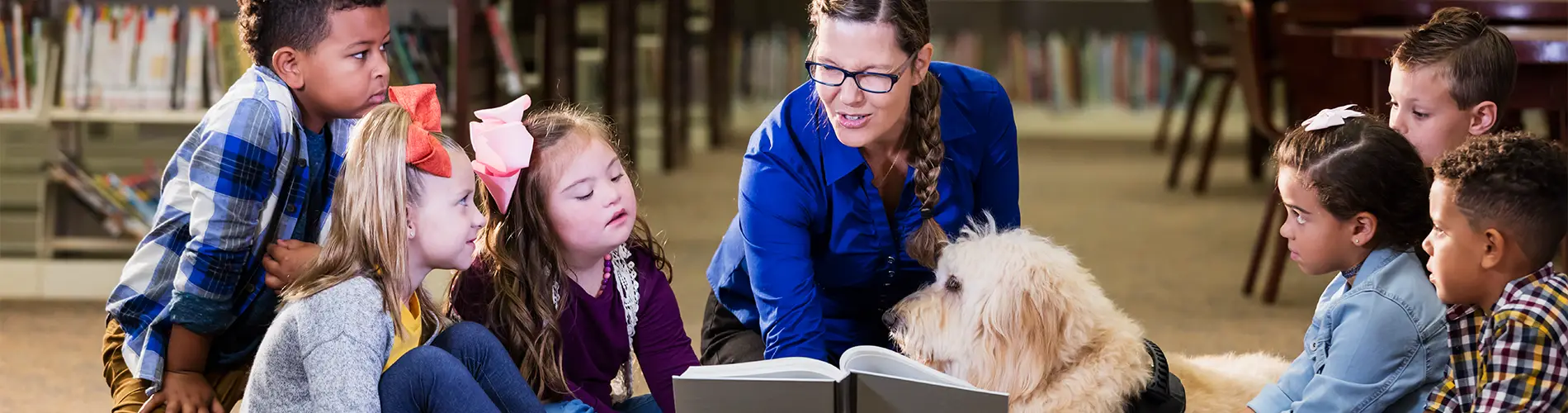 Kids reading to dog for Mitzvah Mutts