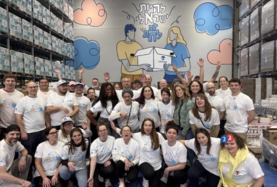 Scott Steinberg and Jillian Goddard with a group of volunteers