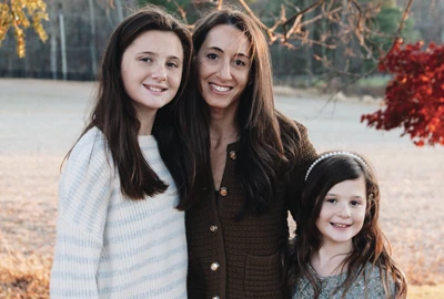 Leah Schottenstein Schulman with her two daughters